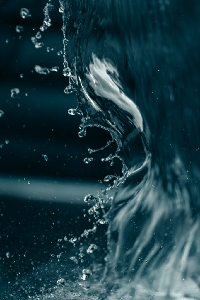 Mesmerizing Macro Wallpaper: Water Drops & Sprays in Motion