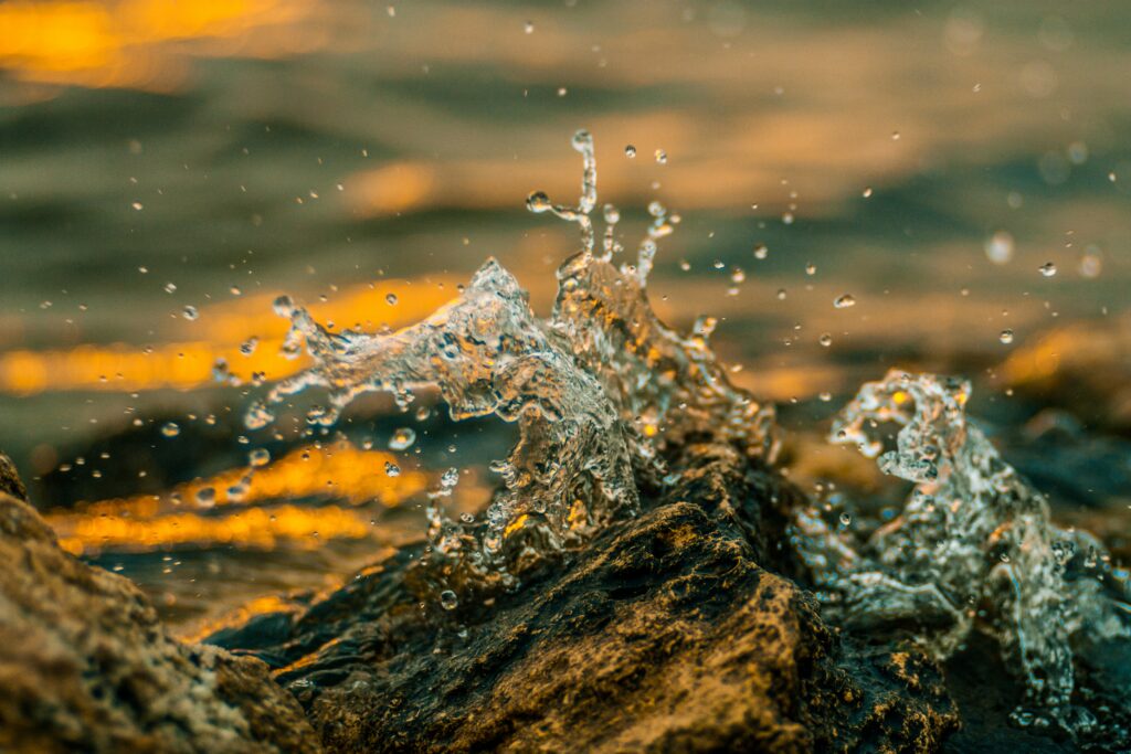 Stunning Macro Water Splash Wallpaper: Captivating Droplets & Glow