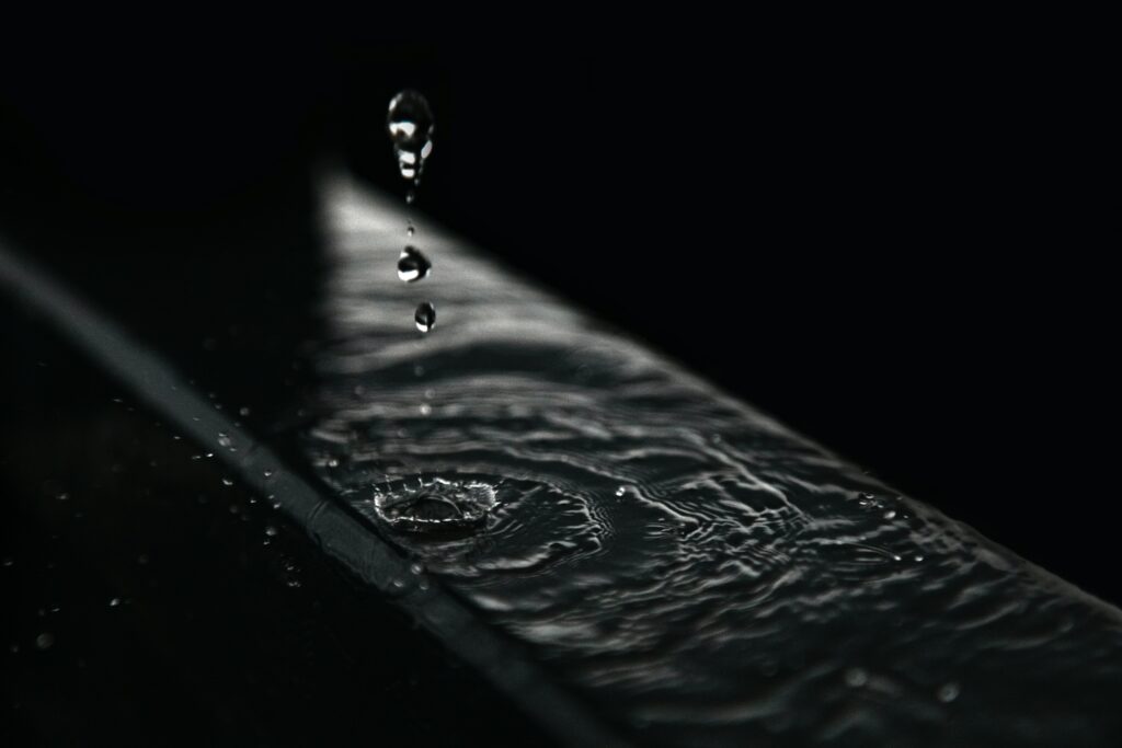 Stunning Macro Water Droplets Wallpaper - Mesmerizing Liquid Motion