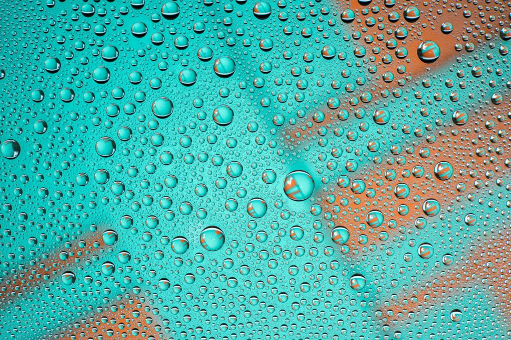 Stunning Macro Water Droplets Wallpaper | Vibrant Turquoise & Orange