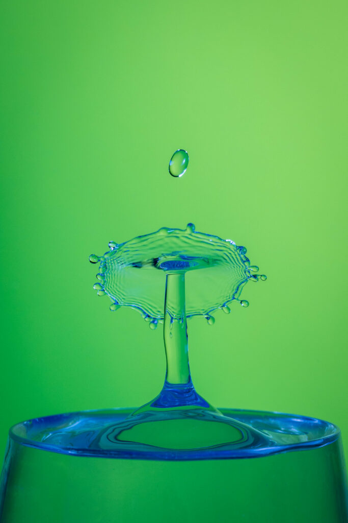 Stunning Macro Water Splash Wallpaper: Vibrant Green & Blue Reflections