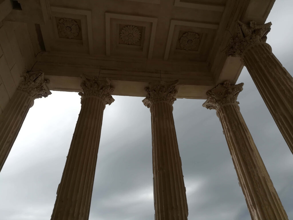 Majestic Maison Carrée Wallpaper: Timeless Architecture & Gloomy Sky