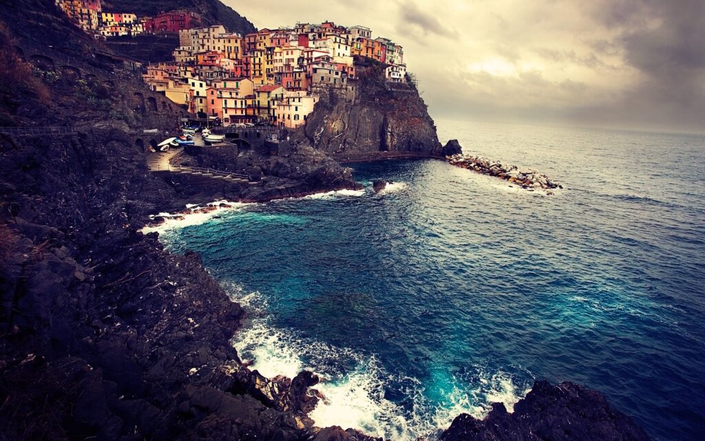 Stunning Manarola Coastal Wallpaper - Vibrant Cliffs & Waves