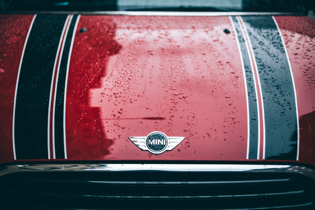Elegant Mini Cooper Logo Close-Up Wallpaper with Raindrops