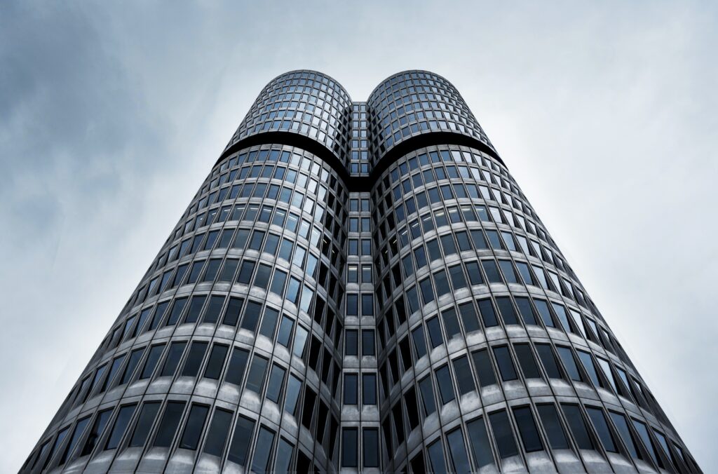 Modern Architectural Marvel Wallpaper: Sleek Design & Cloudy Sky