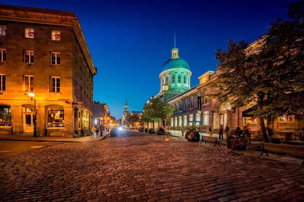 Stunning Nighttime Montreal Wallpaper: Cobblestone Streets & Historic Beauty