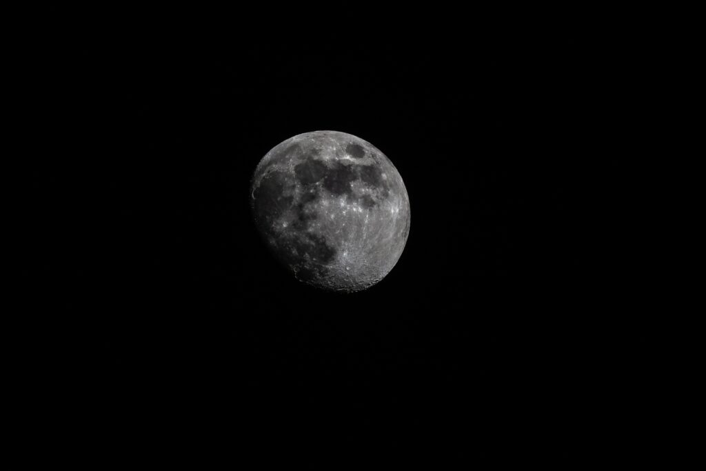 Stunning Moon Wallpaper: Detailed Celestial View for Astronomy Lovers