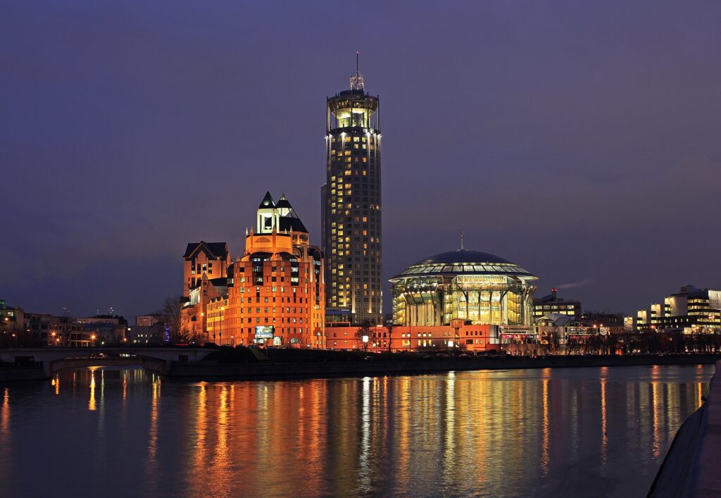 Stunning Moscow Nighttime Wallpaper: Illuminated Music House & River