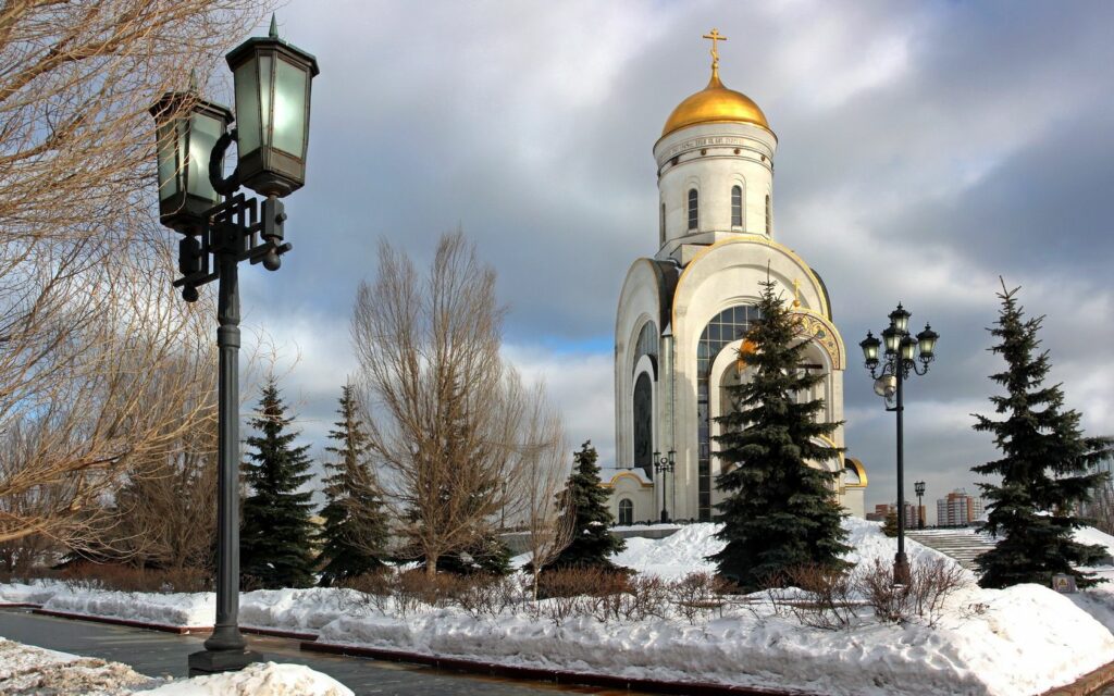 Stunning Moscow Winter Wallpaper: George Temple in Snowy Landscape