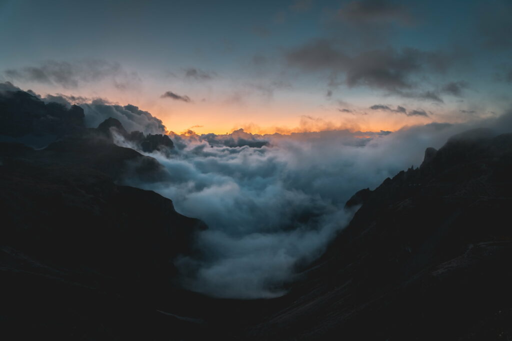 Breathtaking HD Sunset Wallpaper: Dramatic Mountain Landscape Background