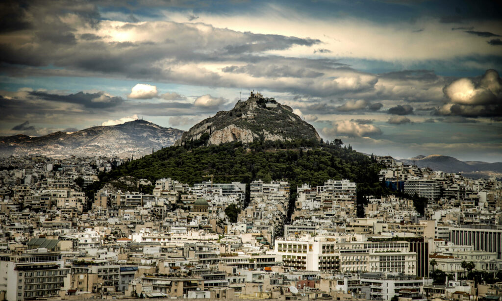 Stunning Mountainside Cityscape: Urban Charm Meets Nature - Wallpaper