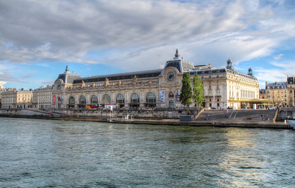 Panoramic View of Musée d'Orsay: Elegant Architecture Wallpaper