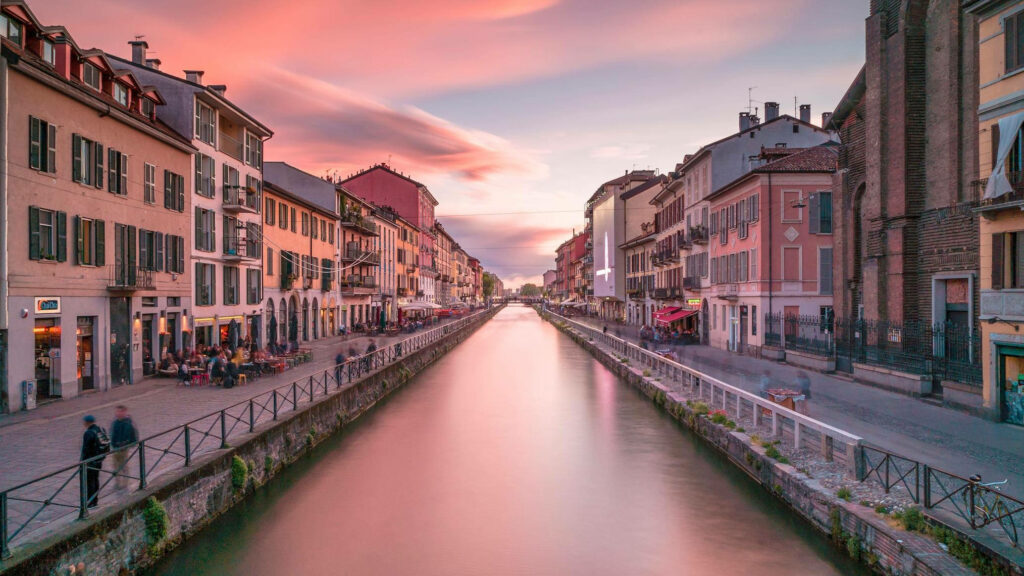 Stunning Navigli District Wallpaper: Milan's Vibrant Sunset Canal Scene