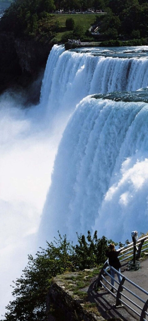 Stunning Niagara Falls Side View: Cascading Water & Lush Greenery Wallpaper