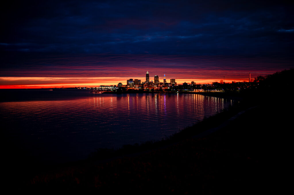 Vibrant Sunset Cityscape Wallpaper: Serene Skyline Reflection