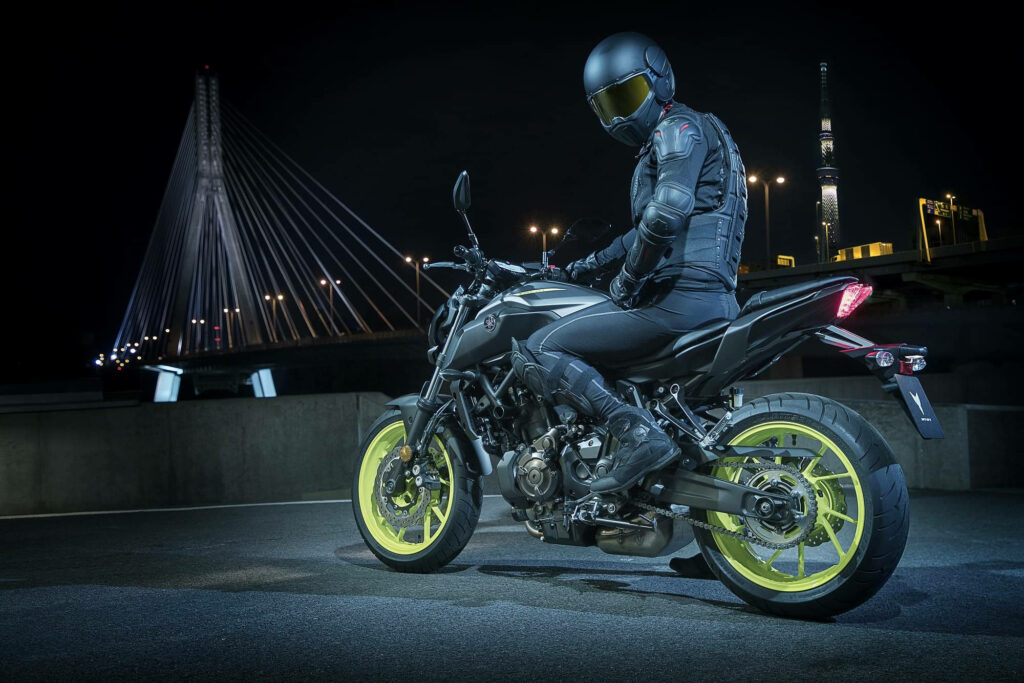 Urban Night Ride: Yamaha MT-15 Under City Lights Wallpaper