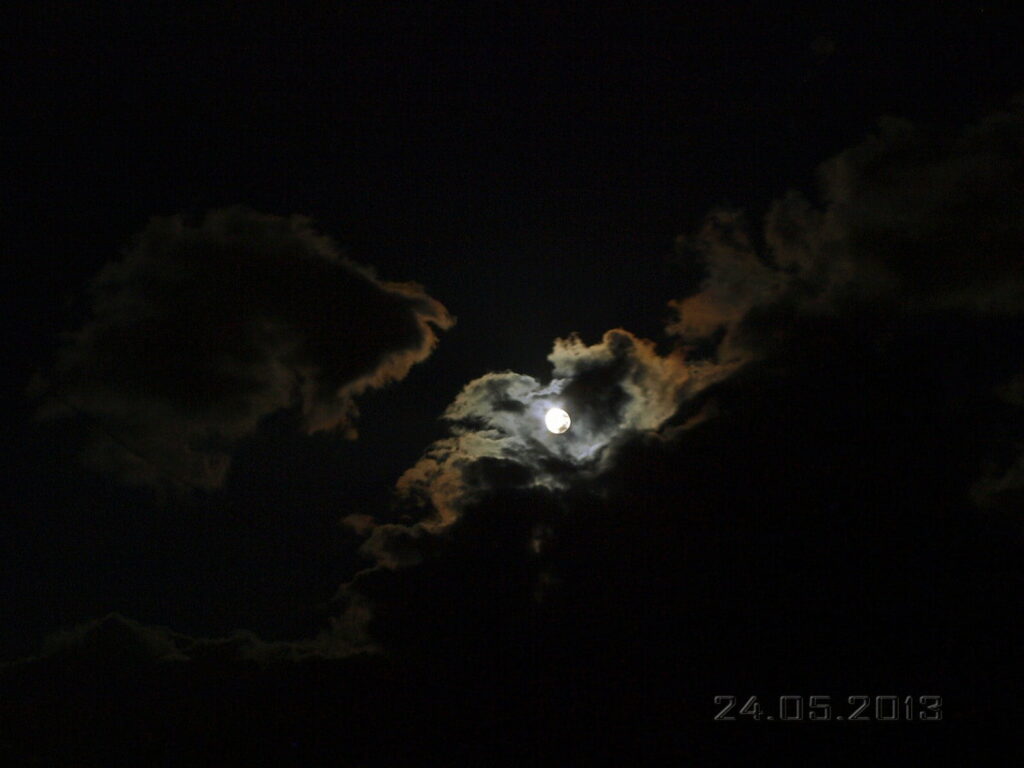 Stunning Night Sky HD Wallpaper: Moon & Dramatic Clouds Background