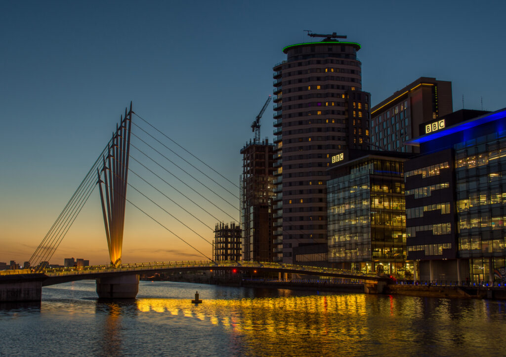 Stunning Night View Wallpaper: Modern Architecture & Twilight Reflections