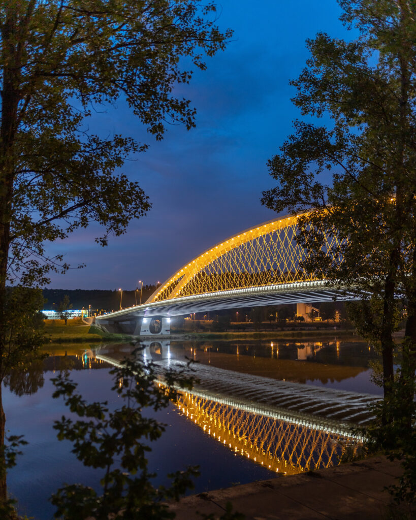 Elegant Nighttime Bridge Reflection Wallpaper – Stunning Architectural Design