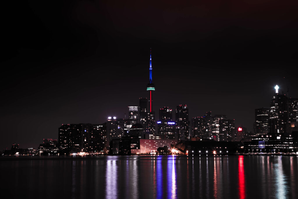 Stunning Nighttime Cityscape Wallpaper with Illuminated Reflections