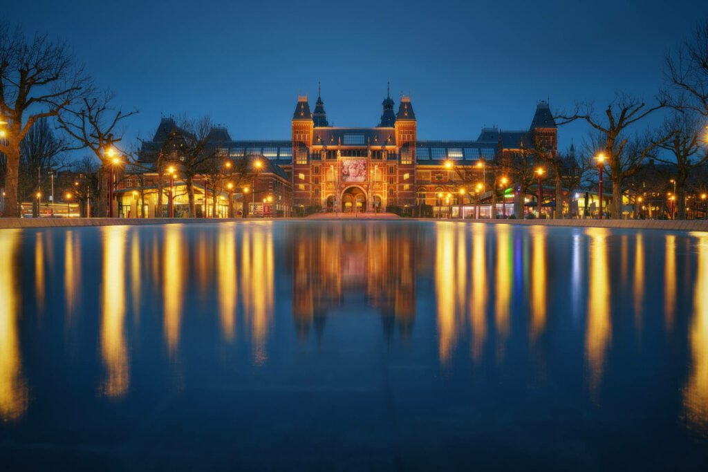 Stunning Nighttime Rijksmuseum Wallpaper: Golden Lights & Reflections