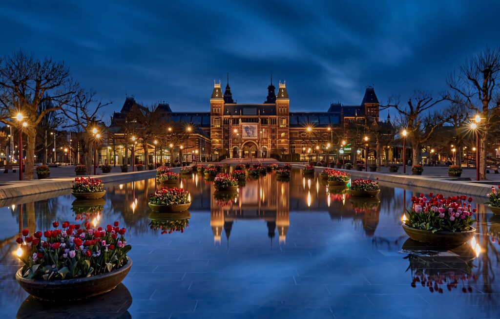 Nighttime Rijksmuseum: Stunning Reflections & Vibrant Tulips Wallpaper