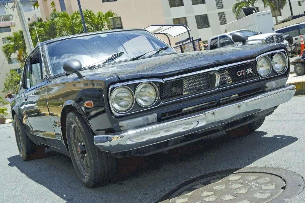 Classic Nissan Skyline GT-R Wallpaper: Urban Daylight Scene