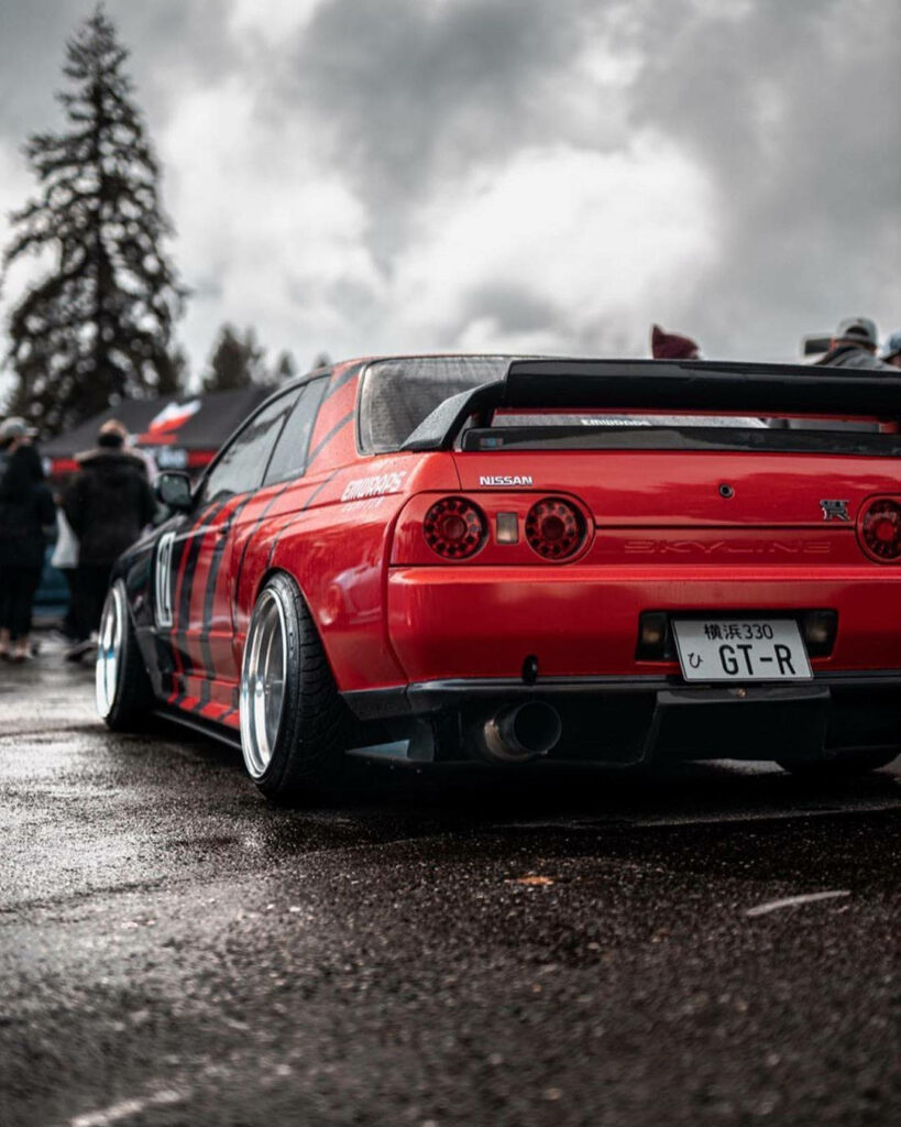 Stunning Nissan Skyline R32 GT-R Wallpaper: Urban Rainy Day Cruise