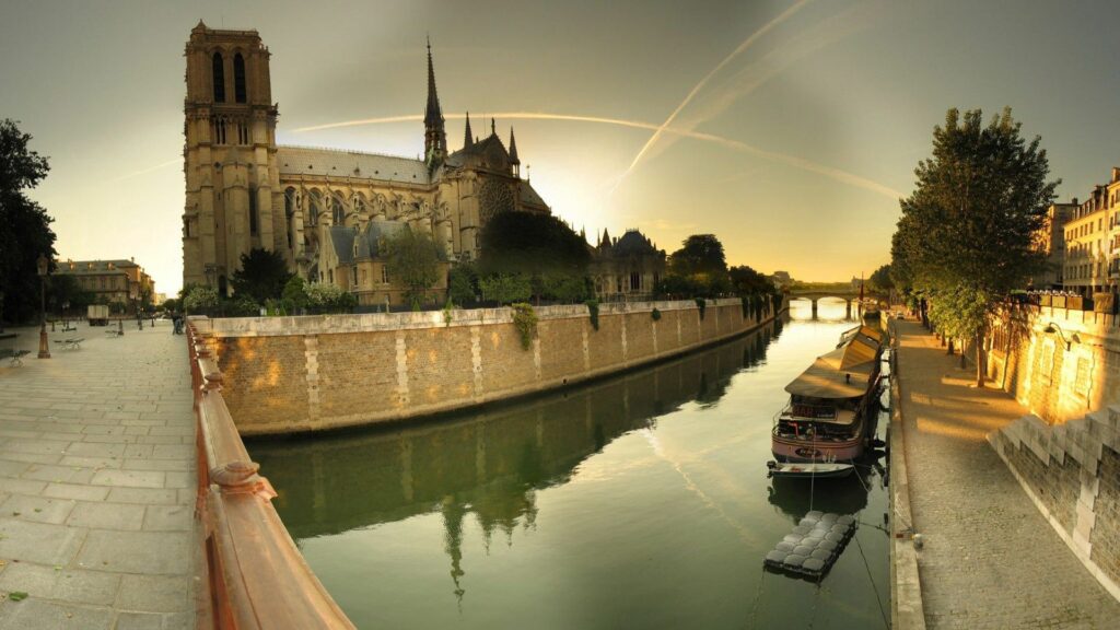 Stunning Notre Dame Sunset Wallpaper: Serene Paris River View
