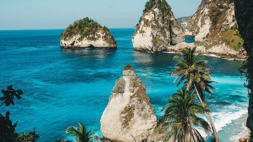 Nusa Penida Beach Wallpaper: Serene Turquoise Waters & Cliffs