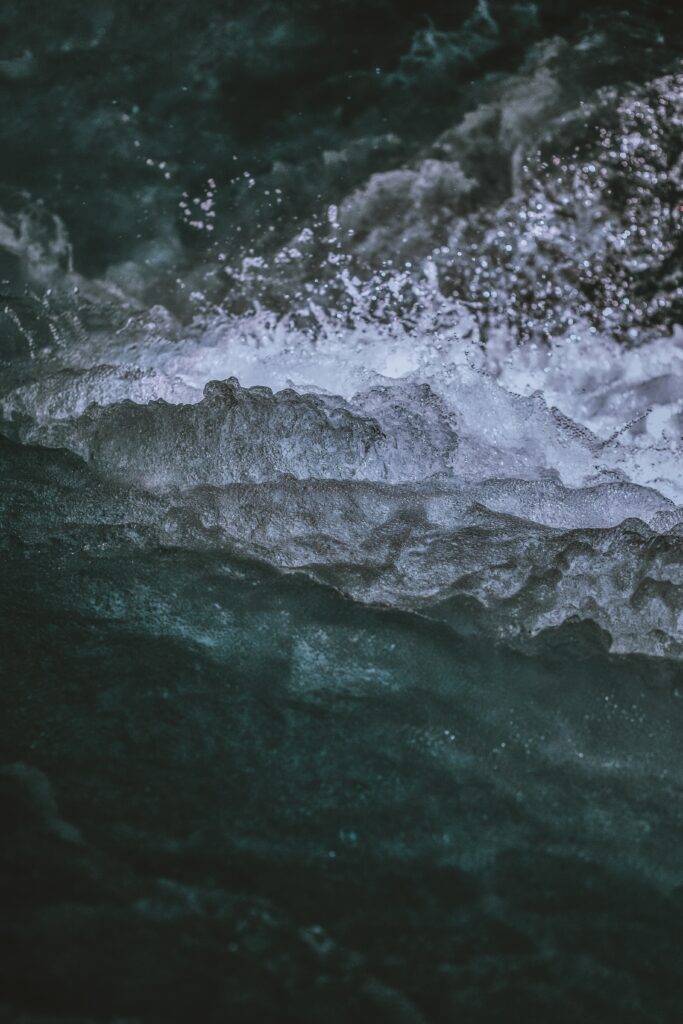 Stunning Ocean Waves Wallpaper: Nature's Beauty in Motion