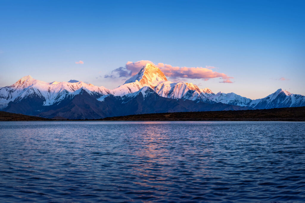 The Majestic Beauty of Nature: Huawei MateBook X Summit Wallpaper featuring Ocean and Mountain Scenery