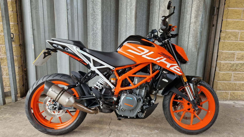 Stunning KTM Duke 390 Wallpaper: Sharp Design & Bold Graphics