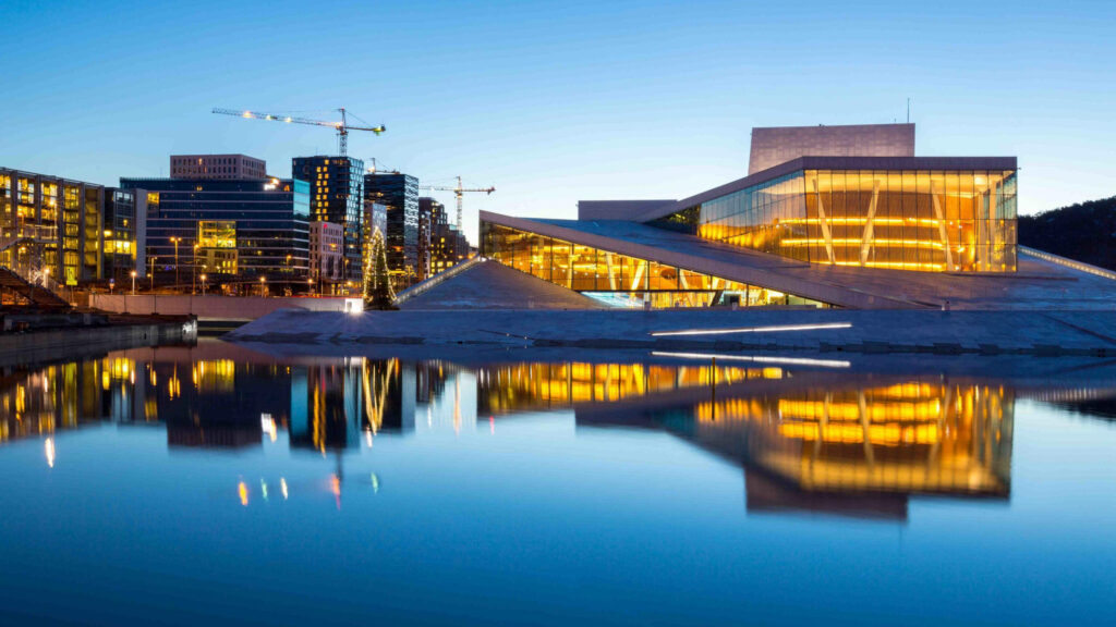 Glowing Oslo Cityscape Wallpaper: Serene Modern Reflections