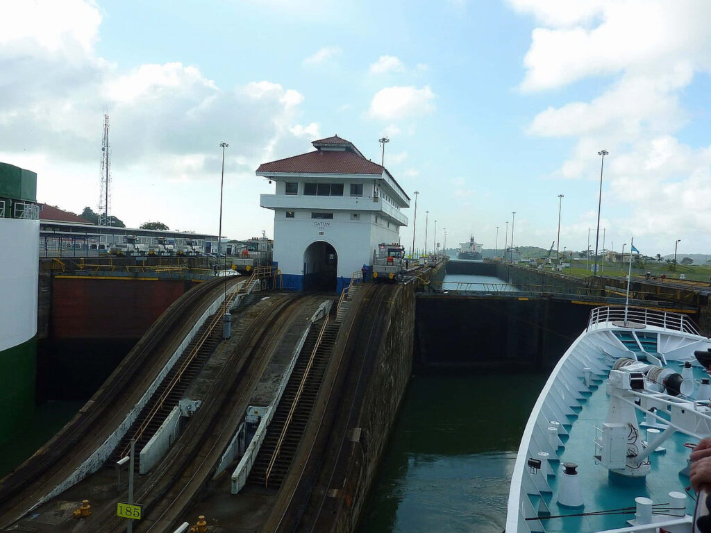Iconic Panama Canal Guard House Wallpaper - Vibrant Sky & Lock Details