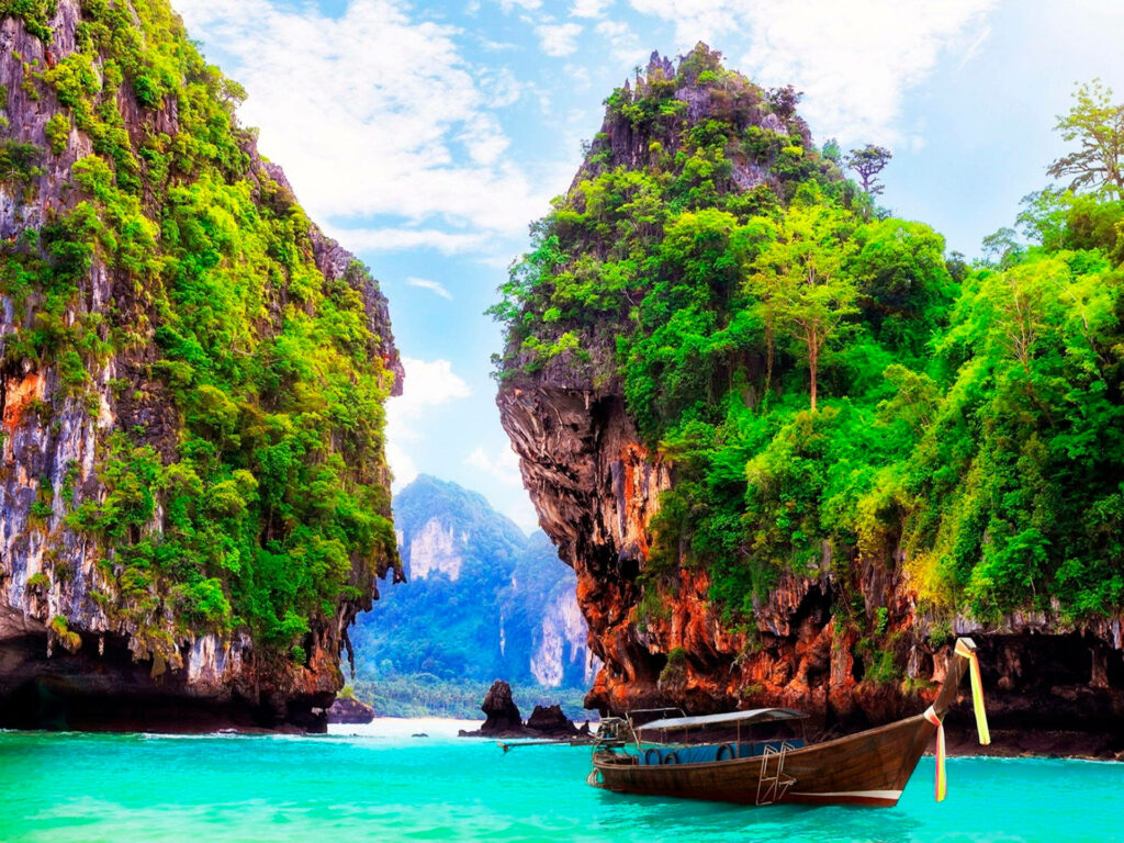 Stunning Pattaya Wallpaper: Serene Rock Formations & Turquoise Waters