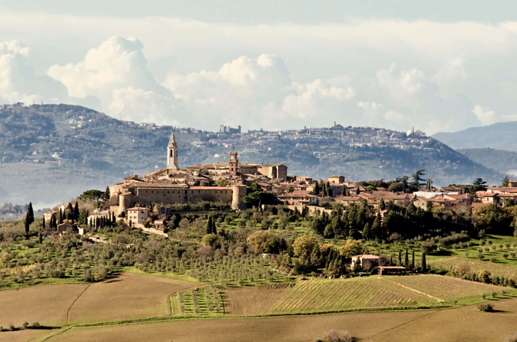 Tuscany Pienza Town Wallpaper: Scenic Medieval Architecture & Hills
