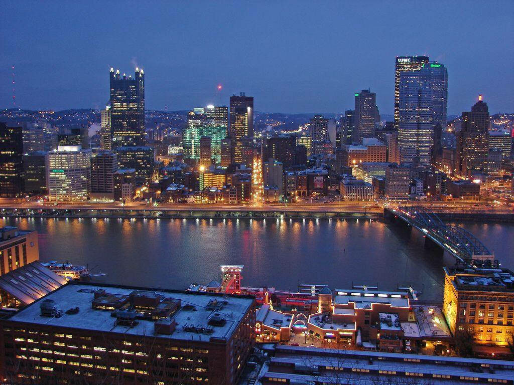 Stunning Pittsburgh Skyline Evening Wallpaper: Vibrant City Lights Reflections