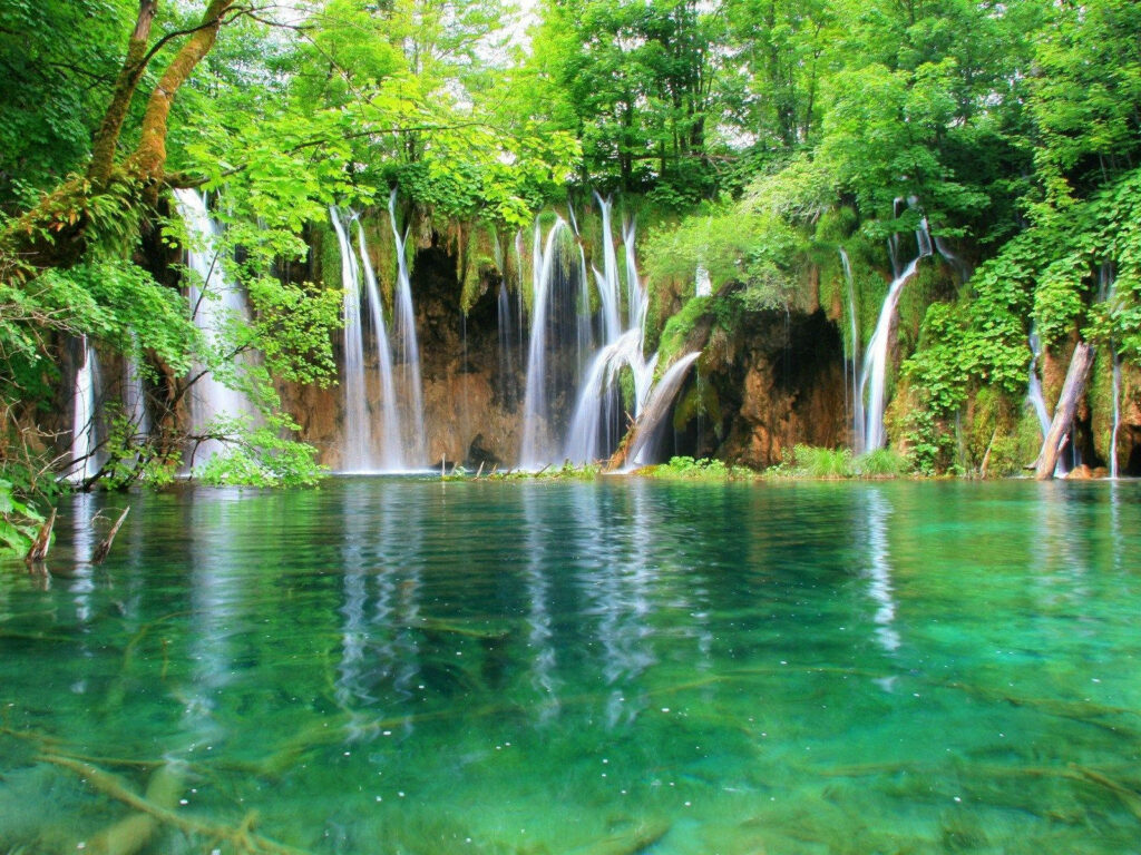 Serene Waterfall Wallpaper from Plitvice Lakes National Park
