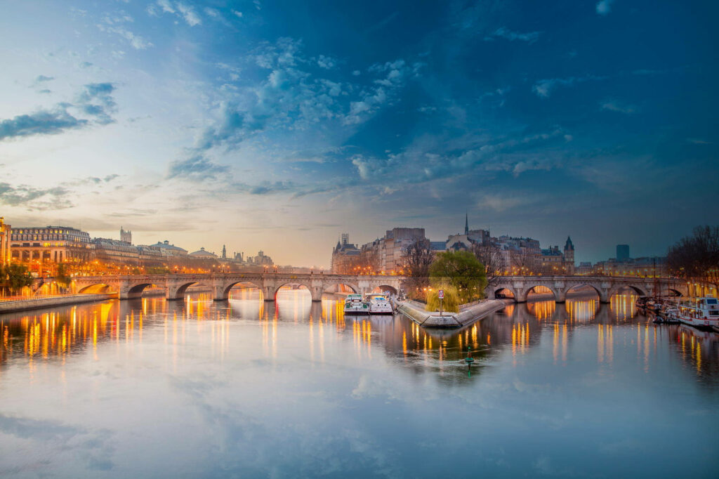 Stunning Pont Neuf Wallpaper: Iconic Paris Architecture & Seine Reflections