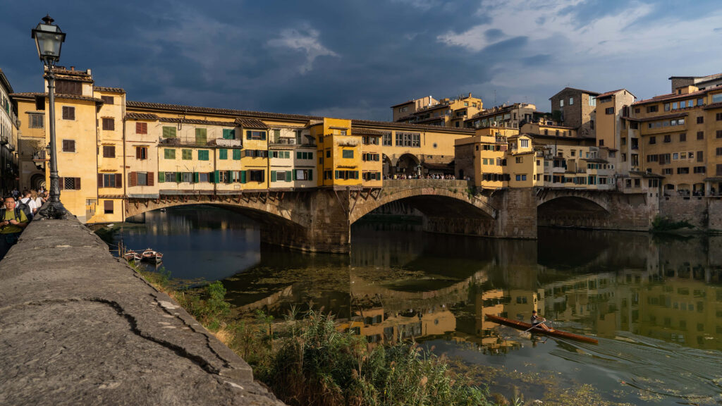 “Ponte Vecchio Wallpaper: Historic Florence Reflected in Arno River”