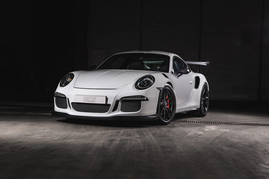 Front View of Sleek White Porsche 911 GT3 - Aerodynamic Elegance Wallpaper