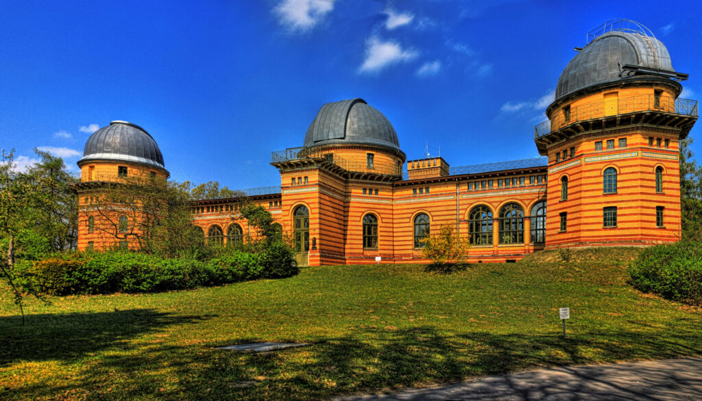 Vibrant Wallpaper: Potsdam Institute Architecture Amidst Lush Greenery