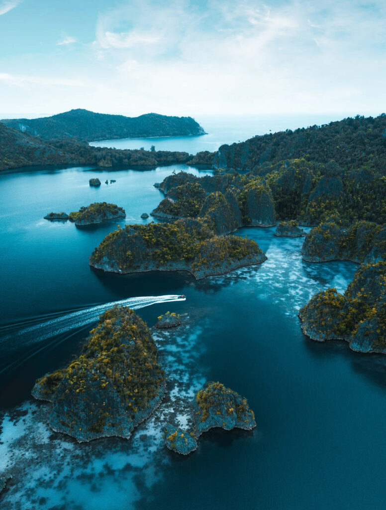 Stunning Raja Ampat Islands HD Wallpaper: Lush Greens & Clear Waters