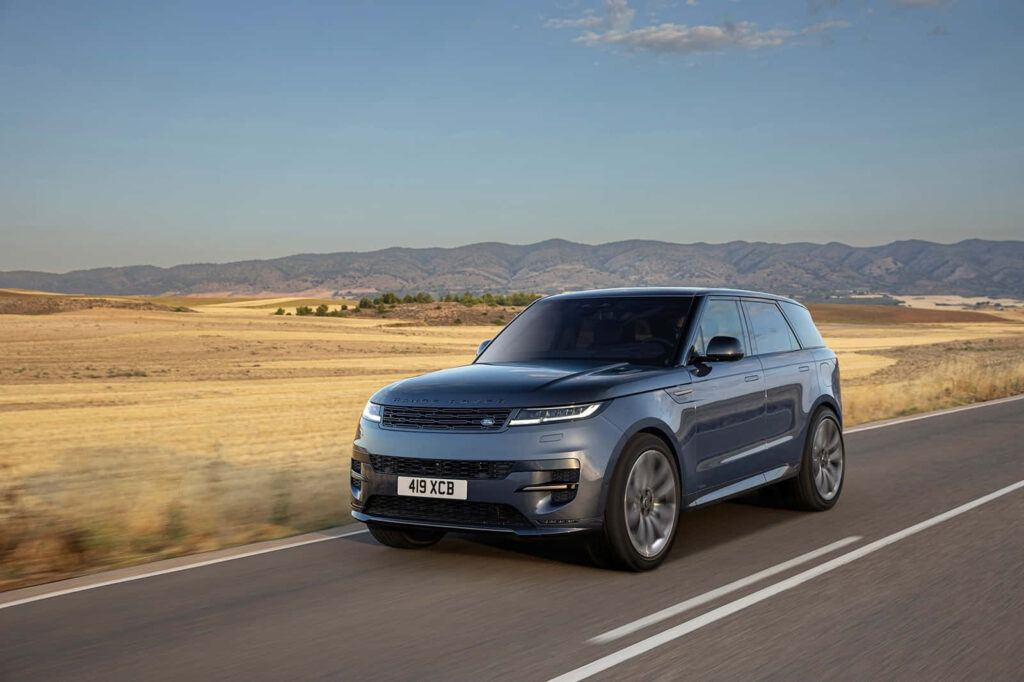 Range Rover Evoque Scenic Wallpaper: Sleek Design on Country Road