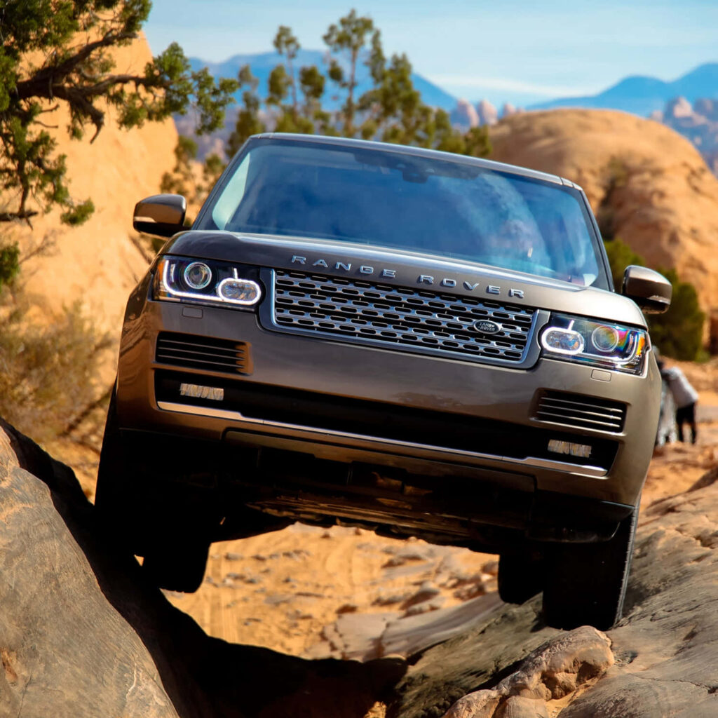 Off-Road Adventure: Stunning Range Rover Wallpaper in Rugged Terrain