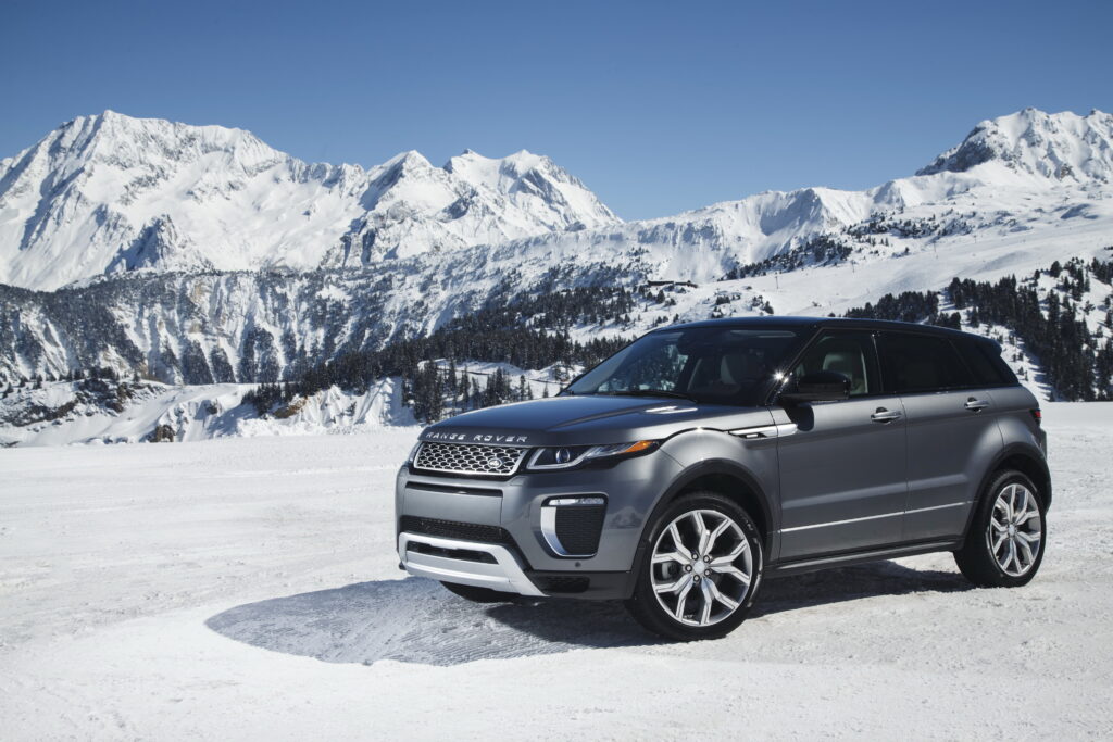 Land Rover Range Rover in Snowy Mountains - Stunning Wallpaper