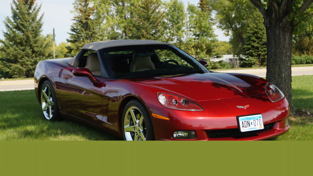 Stunning Red Chevrolet Corvette Wallpaper in Lush Greenery