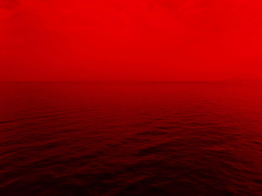 Stunning Red Gradient Sea Wallpaper: Dramatic Atmosphere Background