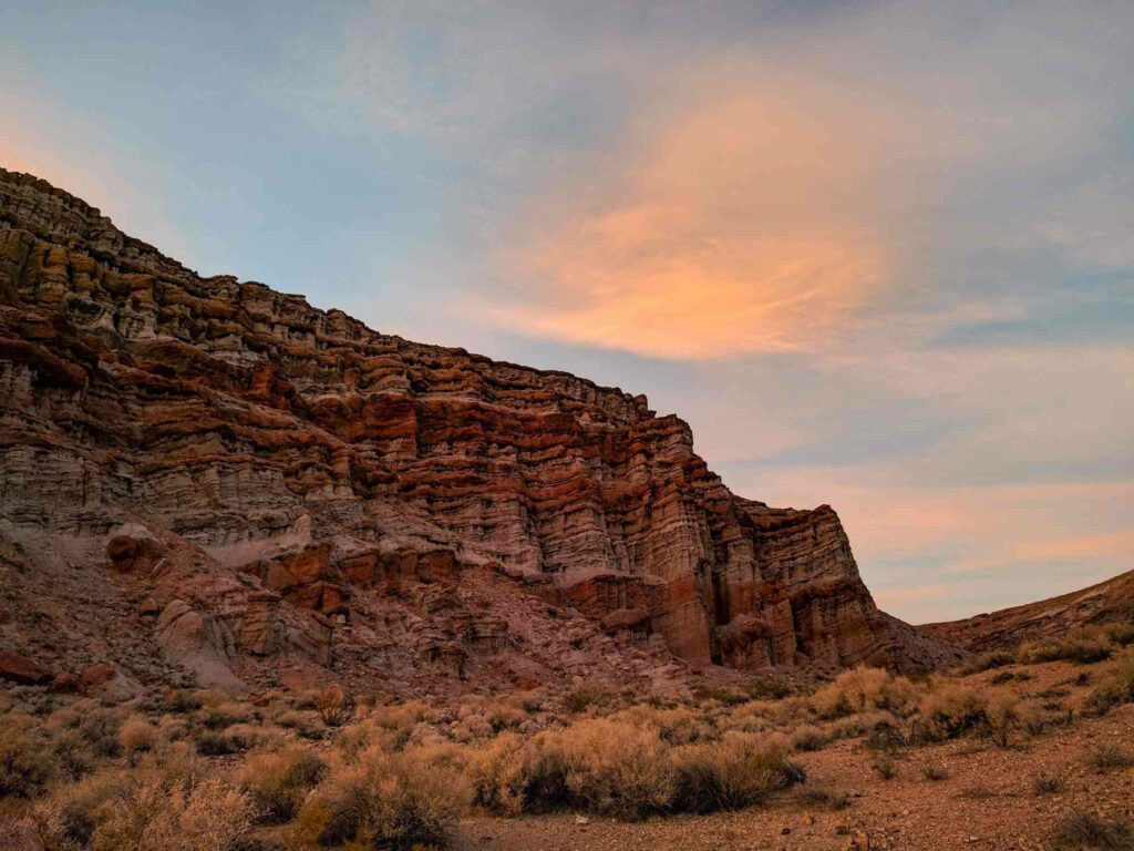Serene Desert Wallpaper: Stunning Red Rocks at Pastel Sunset